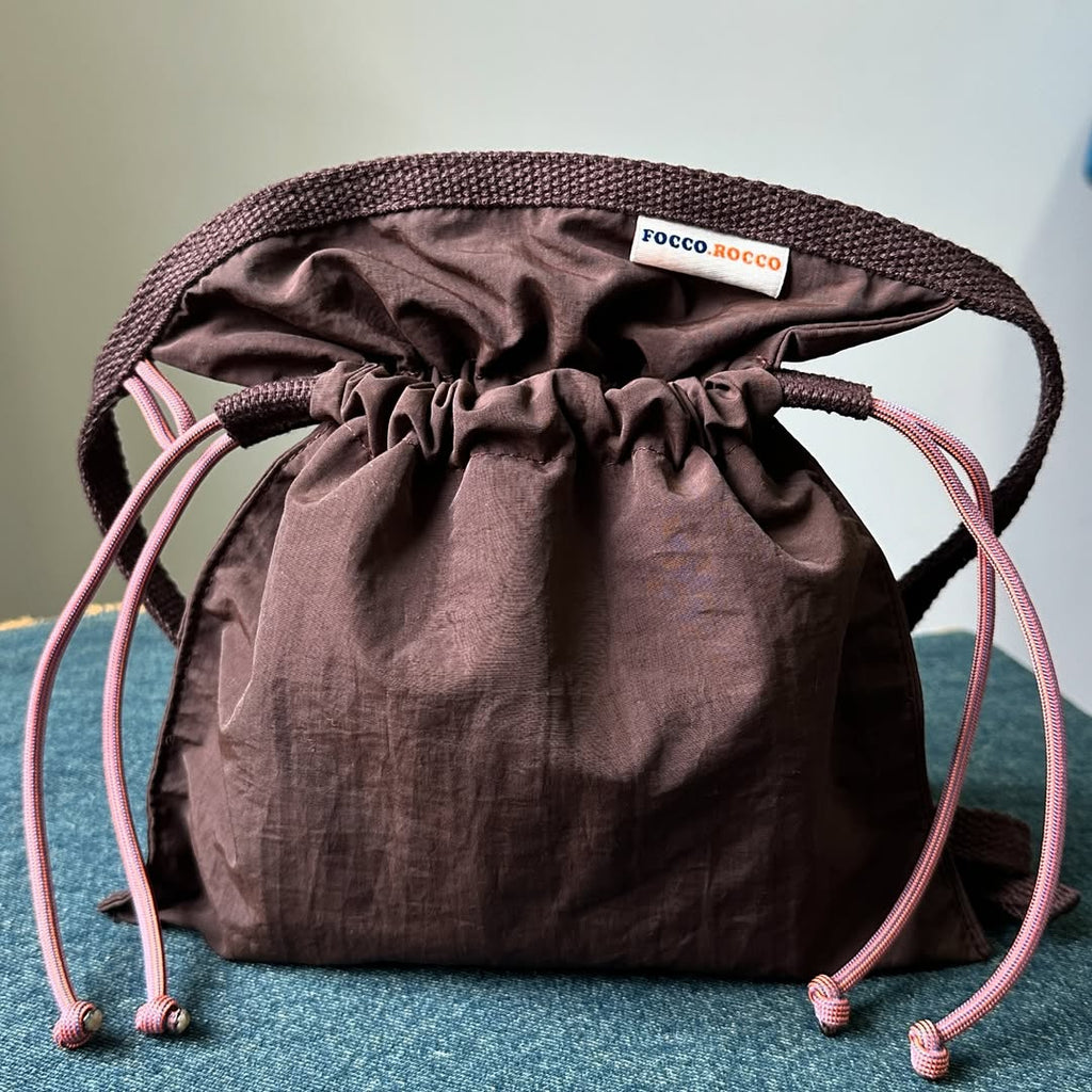 Drawstring Crossbody Bag / BROWN