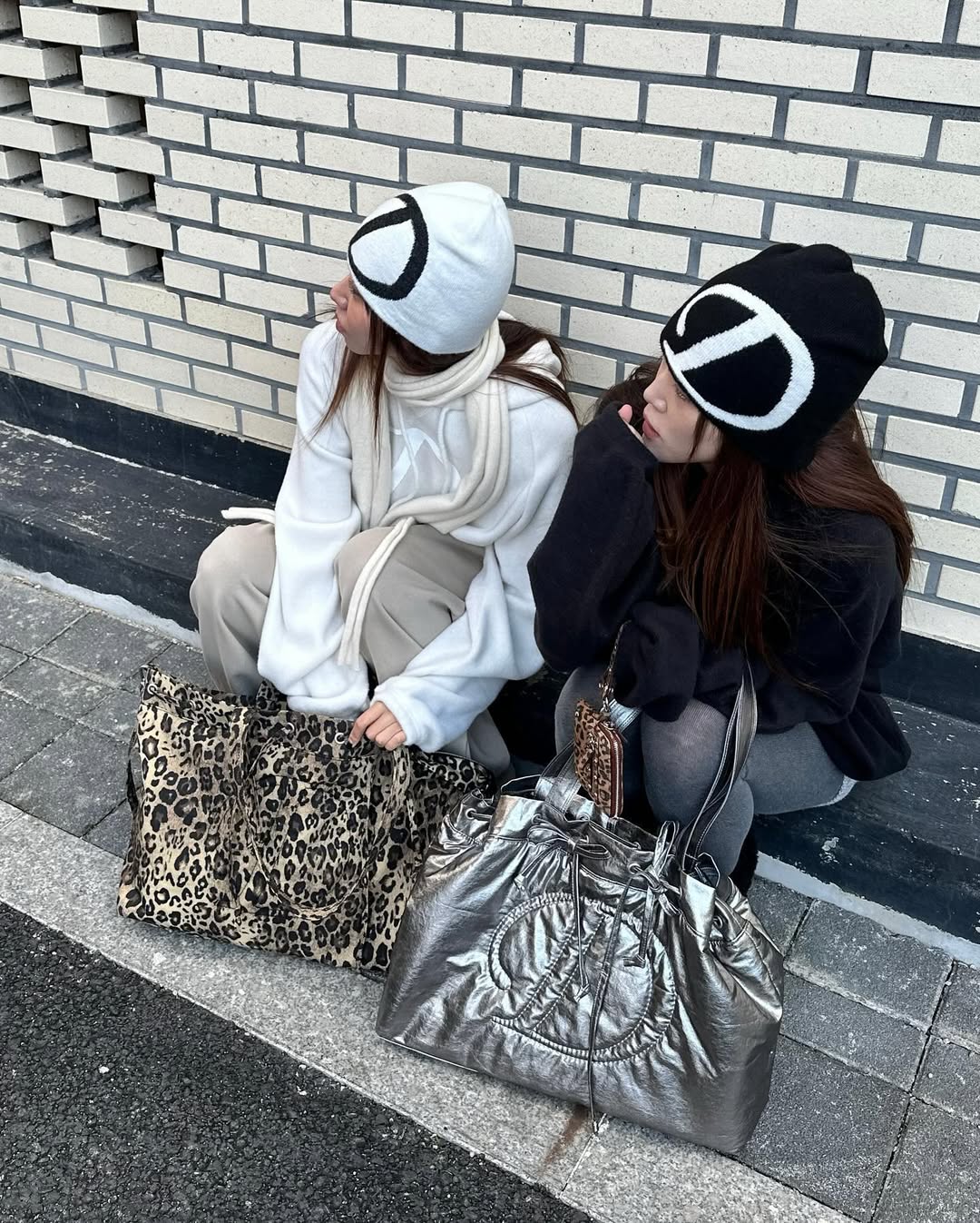 DEINET D STITCH PADDING BAG IN SILVER