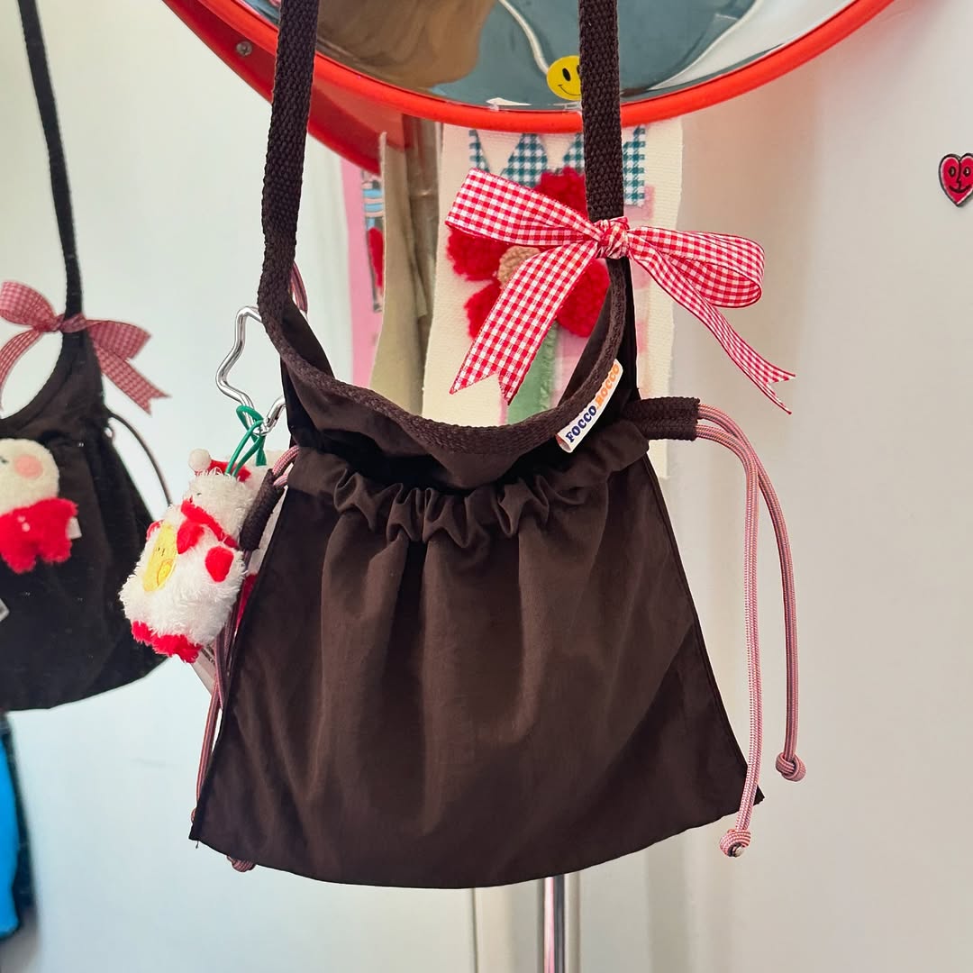 Drawstring Crossbody Bag / BROWN