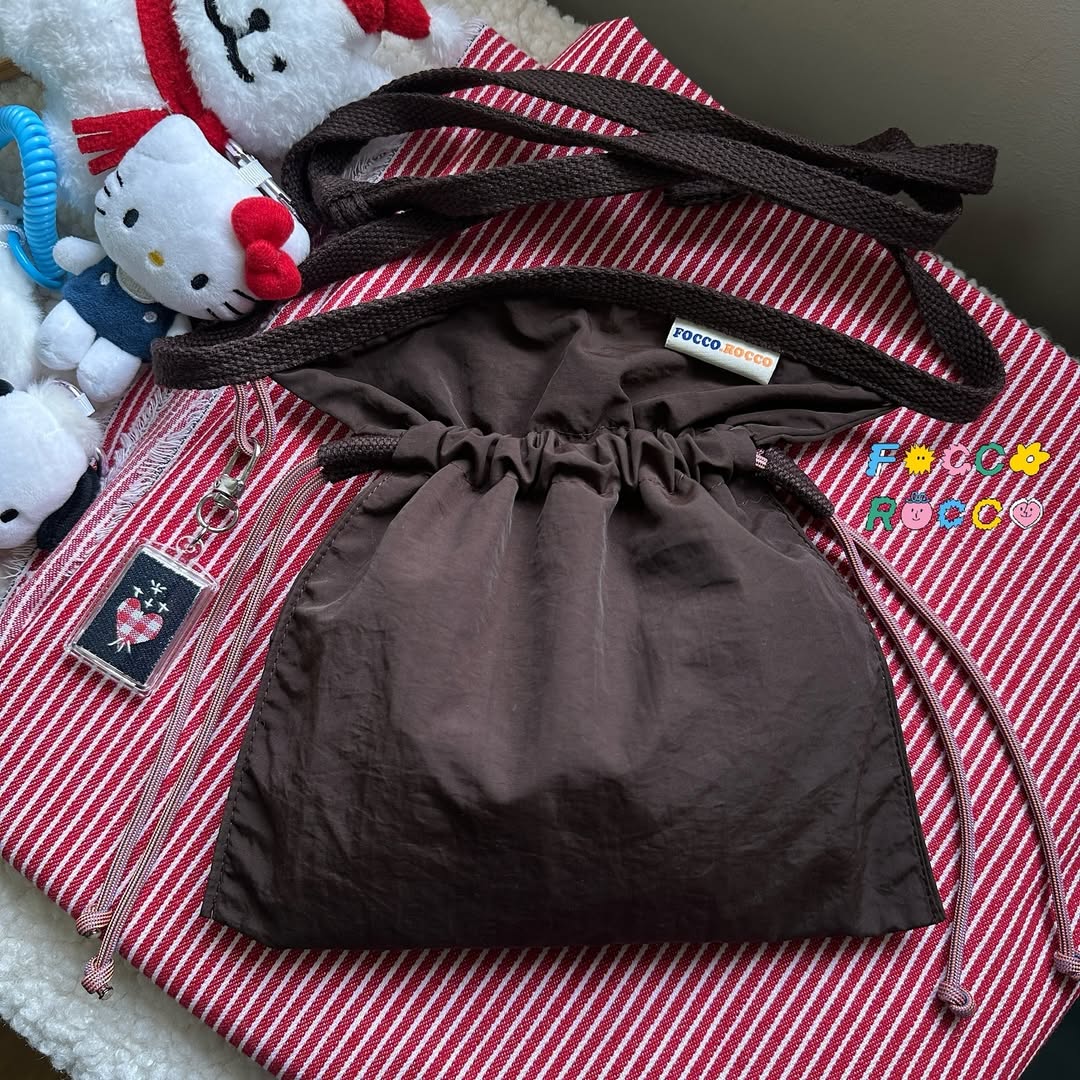 Drawstring Crossbody Bag / BROWN