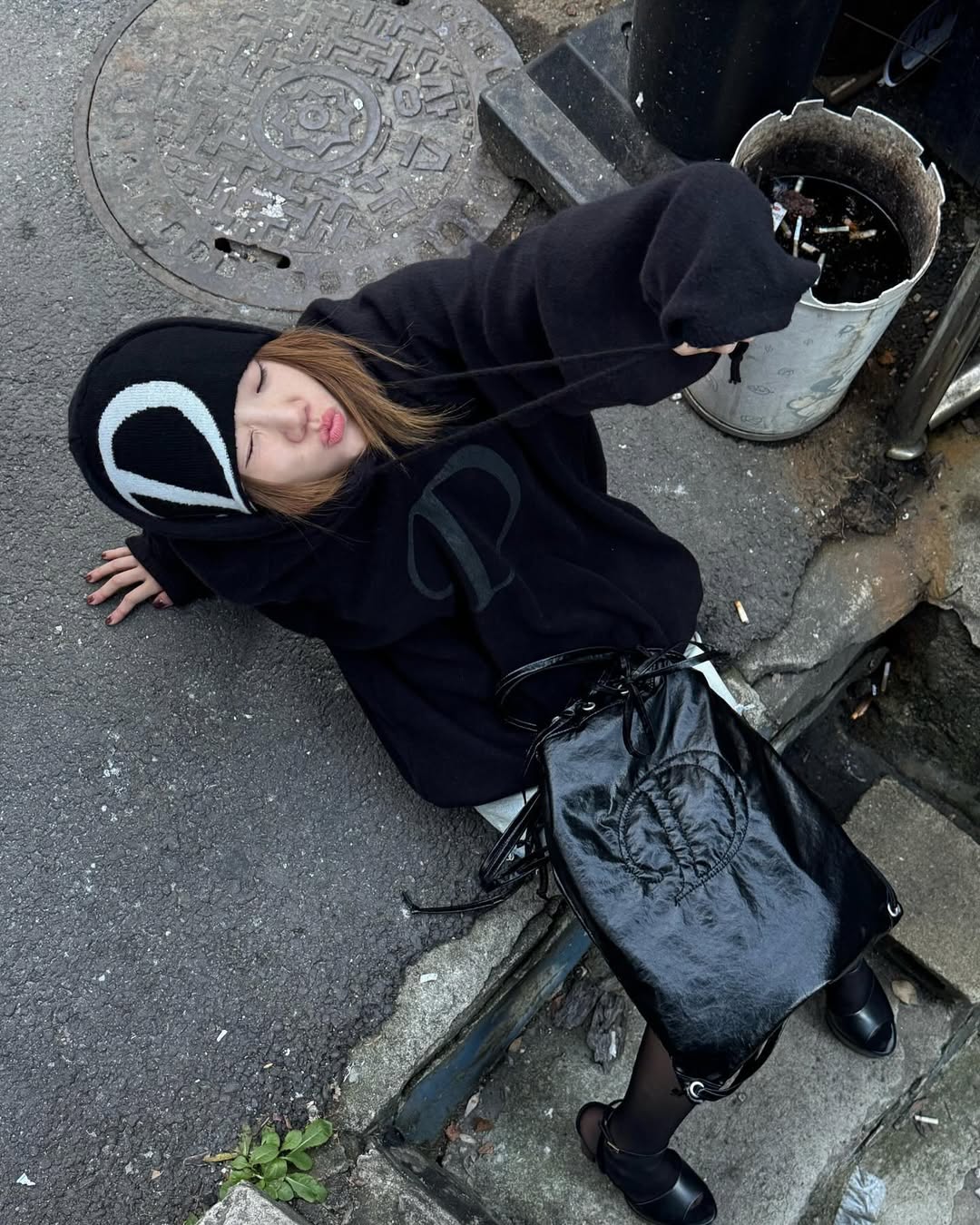 DEINET SMOOTH D LOGO HOODIE IN IVORY / BLACK