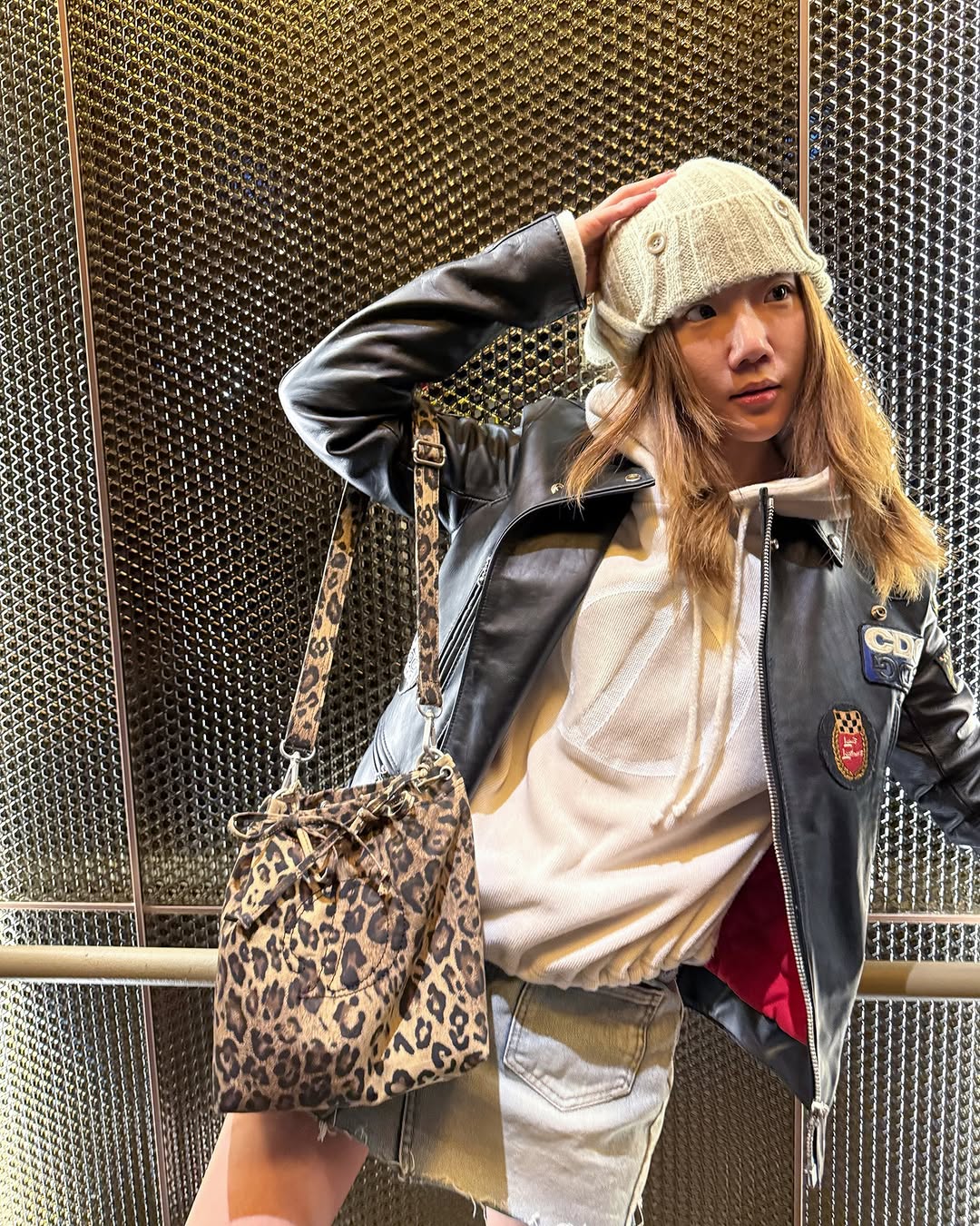 DEINET SMOOTH D LOGO HOODIE IN IVORY / BLACK