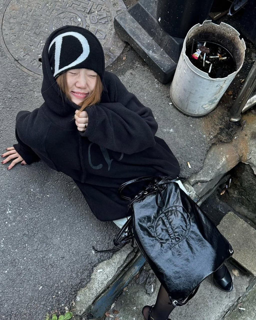 DEINET SMOOTH D LOGO HOODIE IN IVORY / BLACK