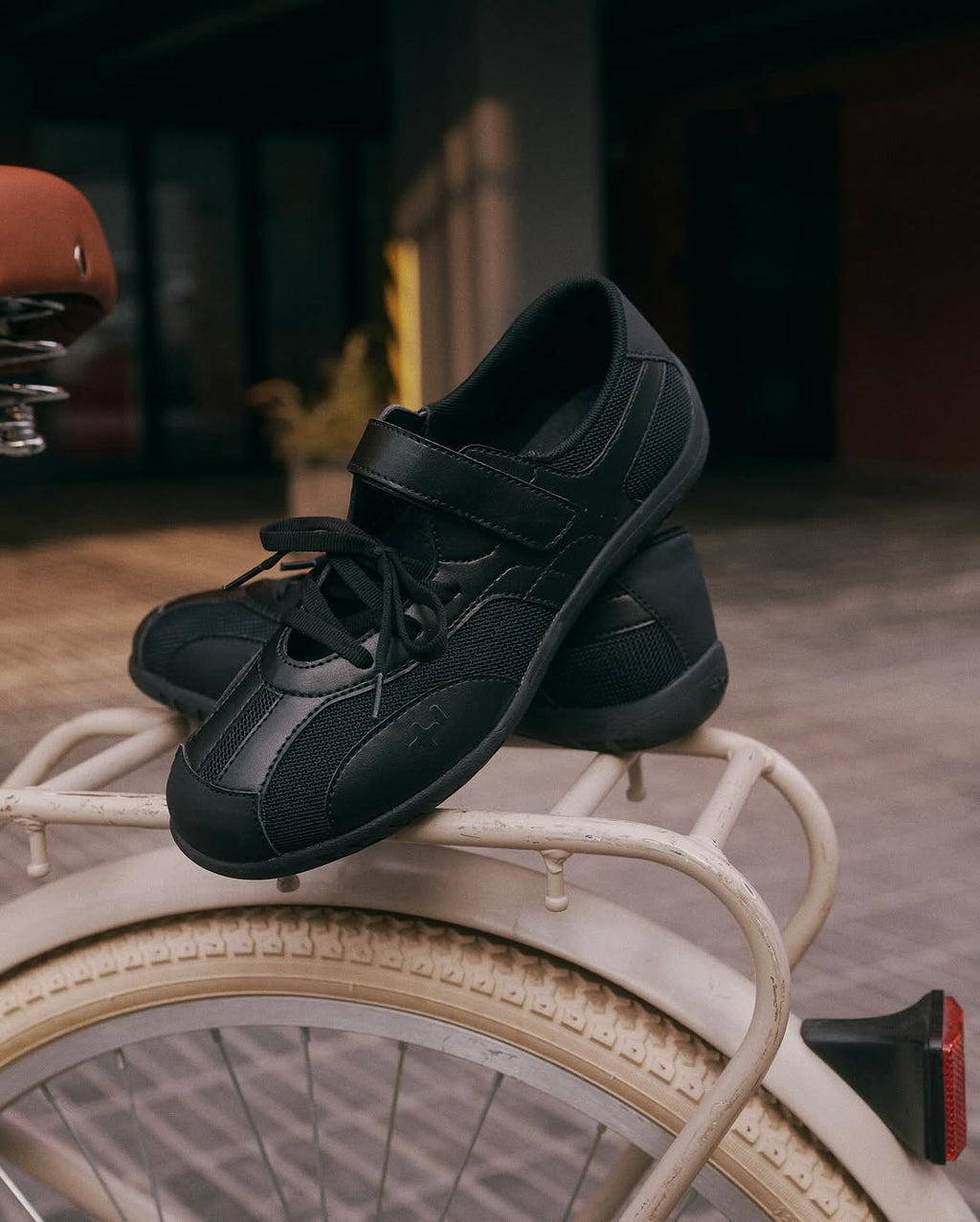 OTZ ROMARY LACE-UP SNEAKERS / BLACK