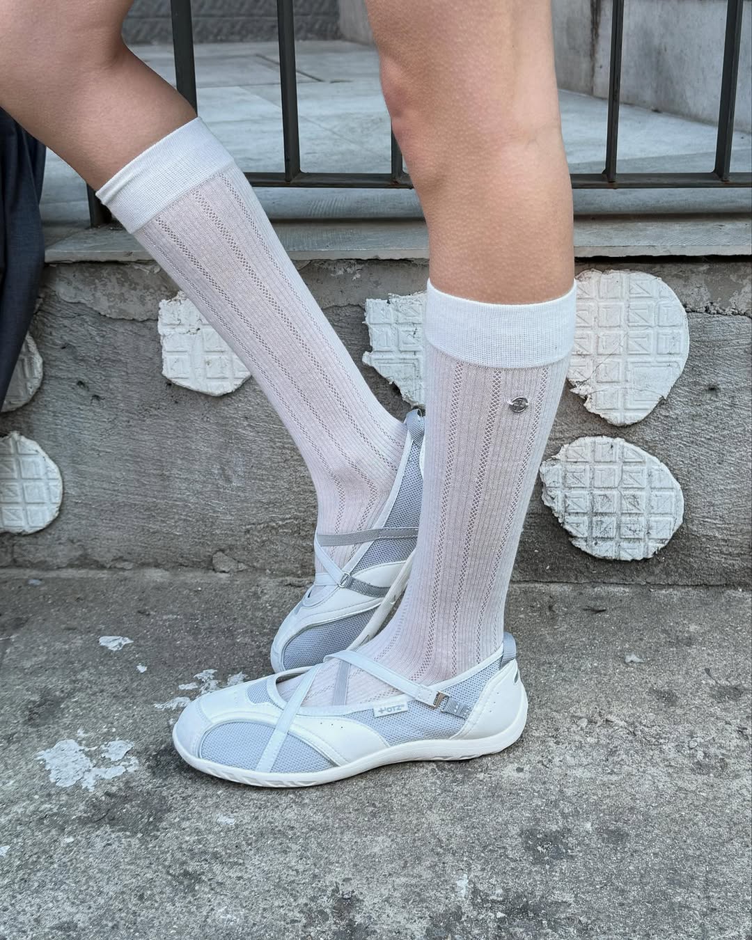 OTZ ROMARY BANDING FLAT SNEAKERS / WHITE