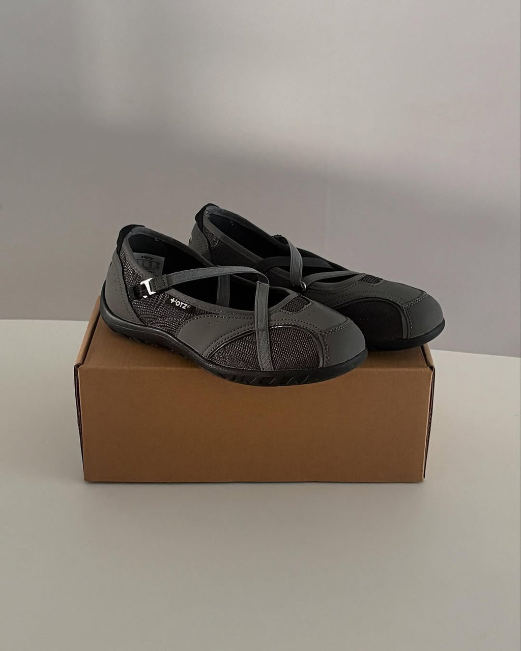 OTZ ROMARY BANDING FLAT SNEAKERS / GREY