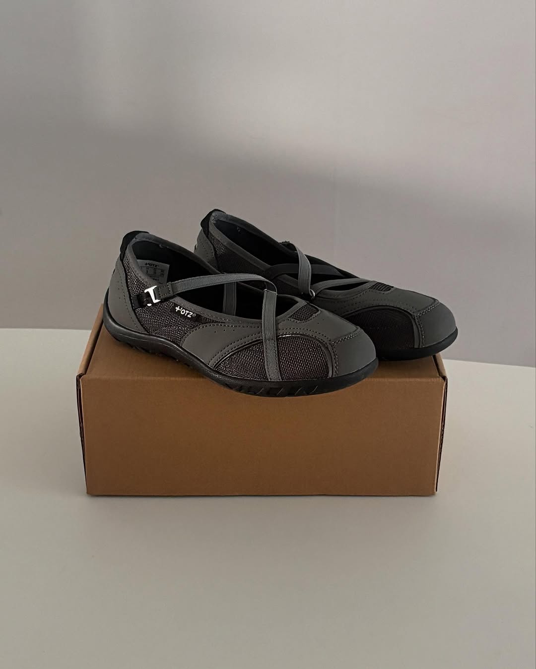 OTZ ROMARY BANDING FLAT SNEAKERS / GREY