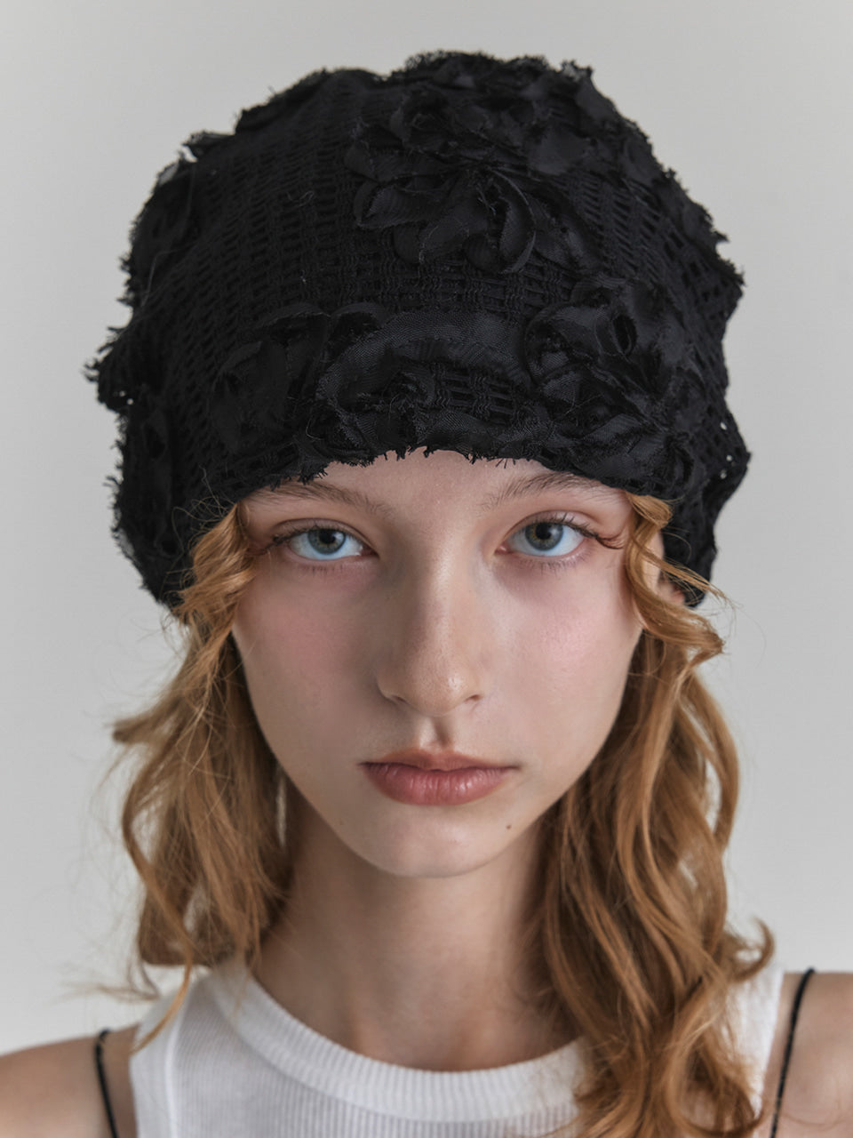POESIEDAME ROSA KNIT BEANIE IN BLACK