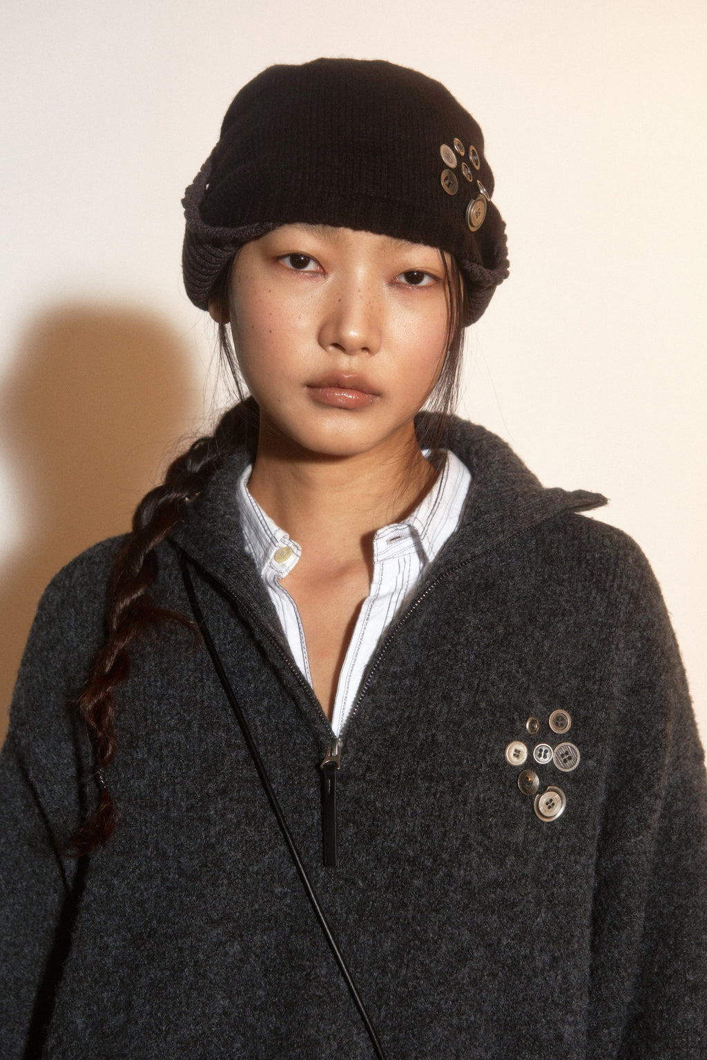 [PORTERNA] BUTTON HALF PULL-OVER SWEATER_CHACOAL
