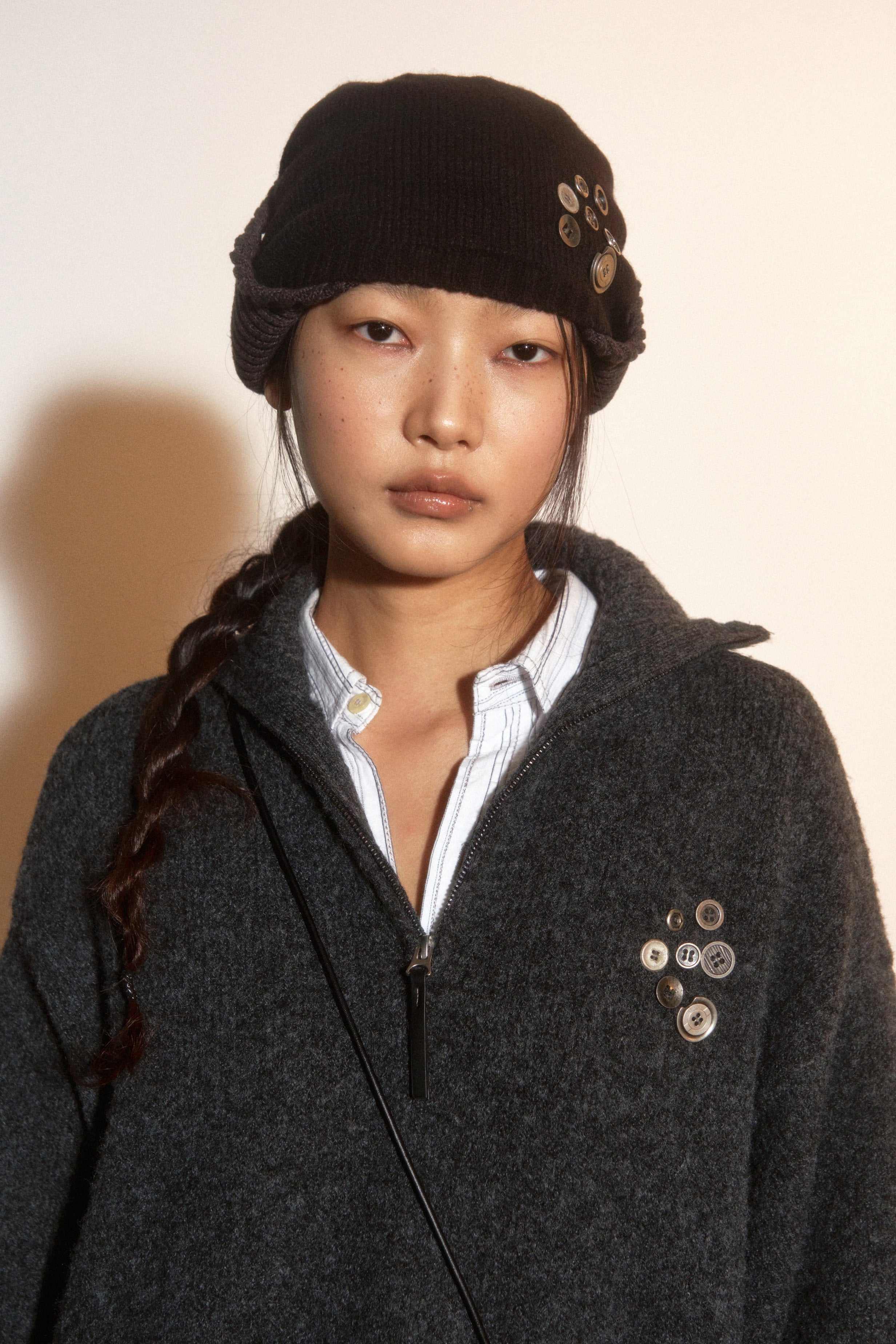 [PORTERNA] BUTTON HALF PULL-OVER SWEATER_CHACOAL