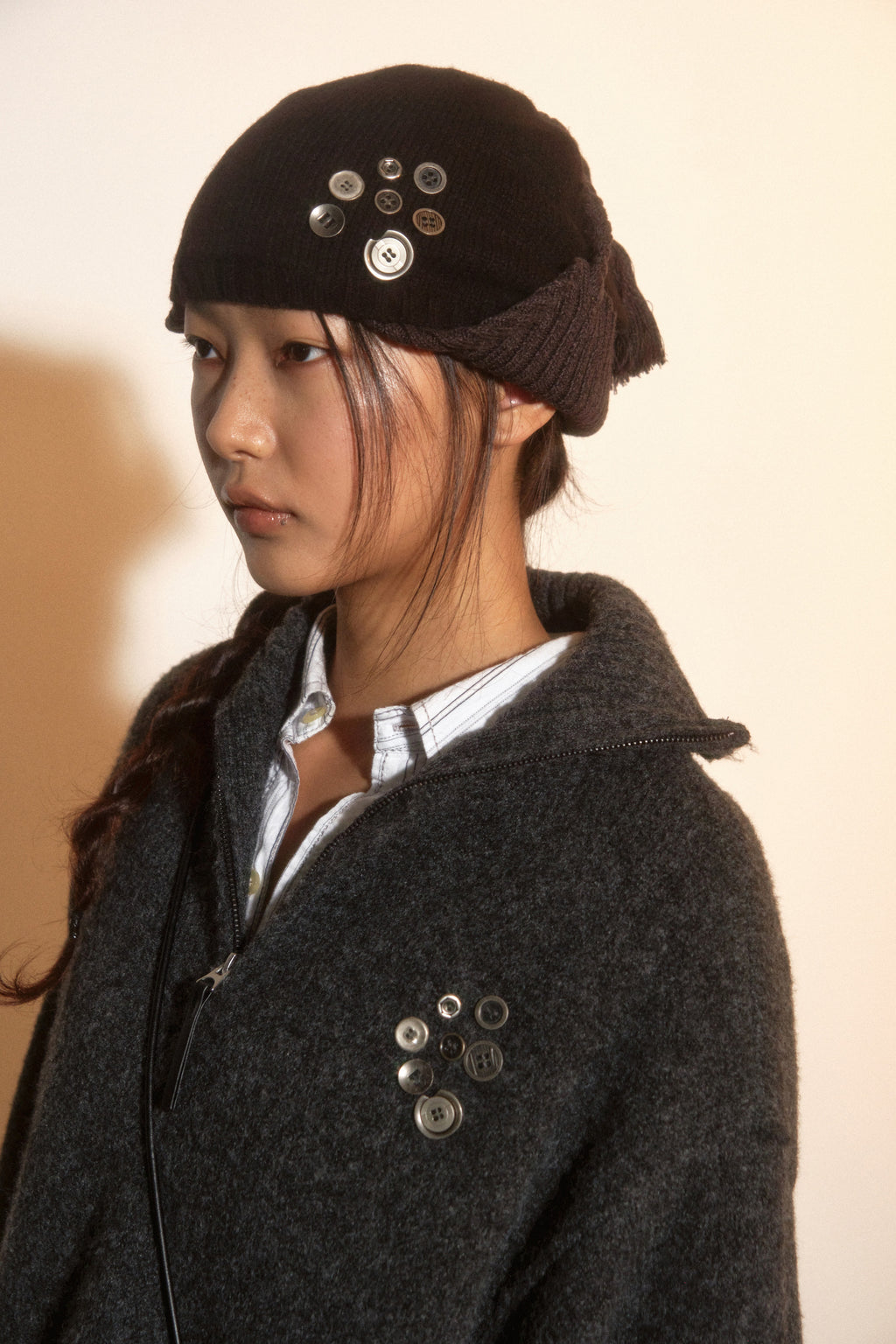 [PORTERNA] BUTTON HALF PULL-OVER SWEATER_CHACOAL
