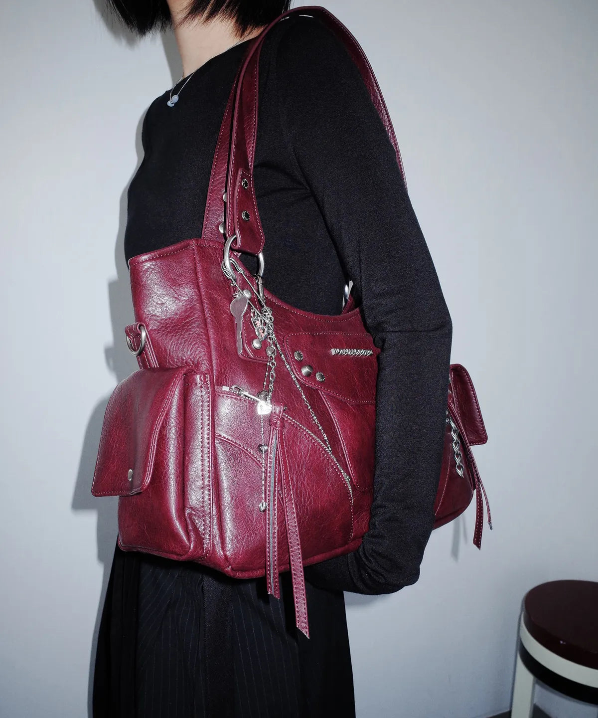 IUGA STUDDED LEATHER SHOULDER BAG / BURGUNDY