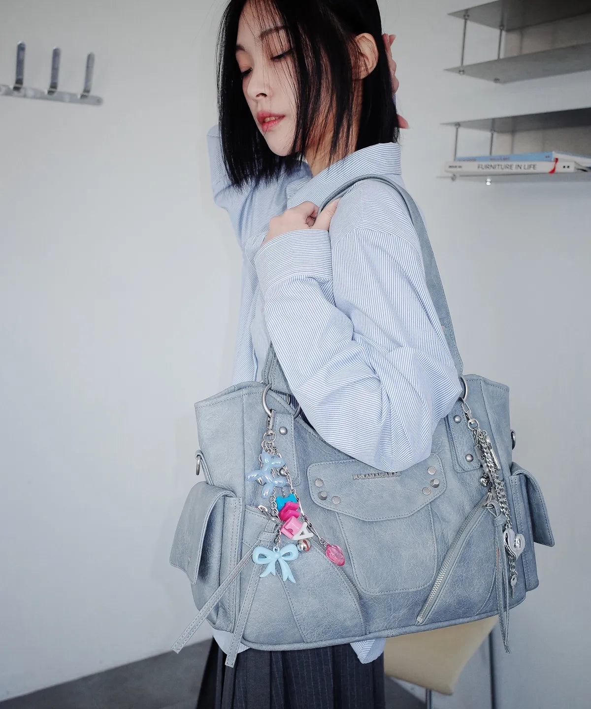 IUGA STUDDED LEATHER SHOULDER BAG / SKY BLUE