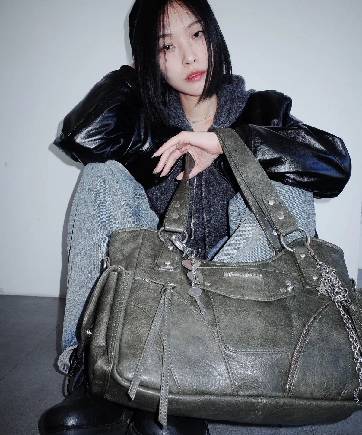 IUGA STUDDED LEATHER SHOULDER BAG / KHAKI