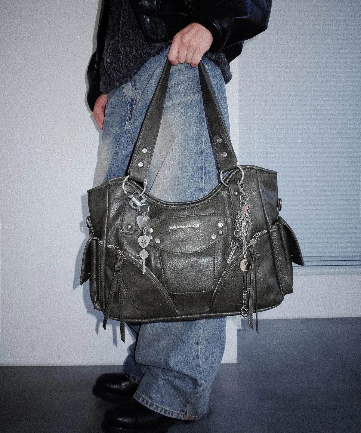 IUGA STUDDED LEATHER SHOULDER BAG / KHAKI