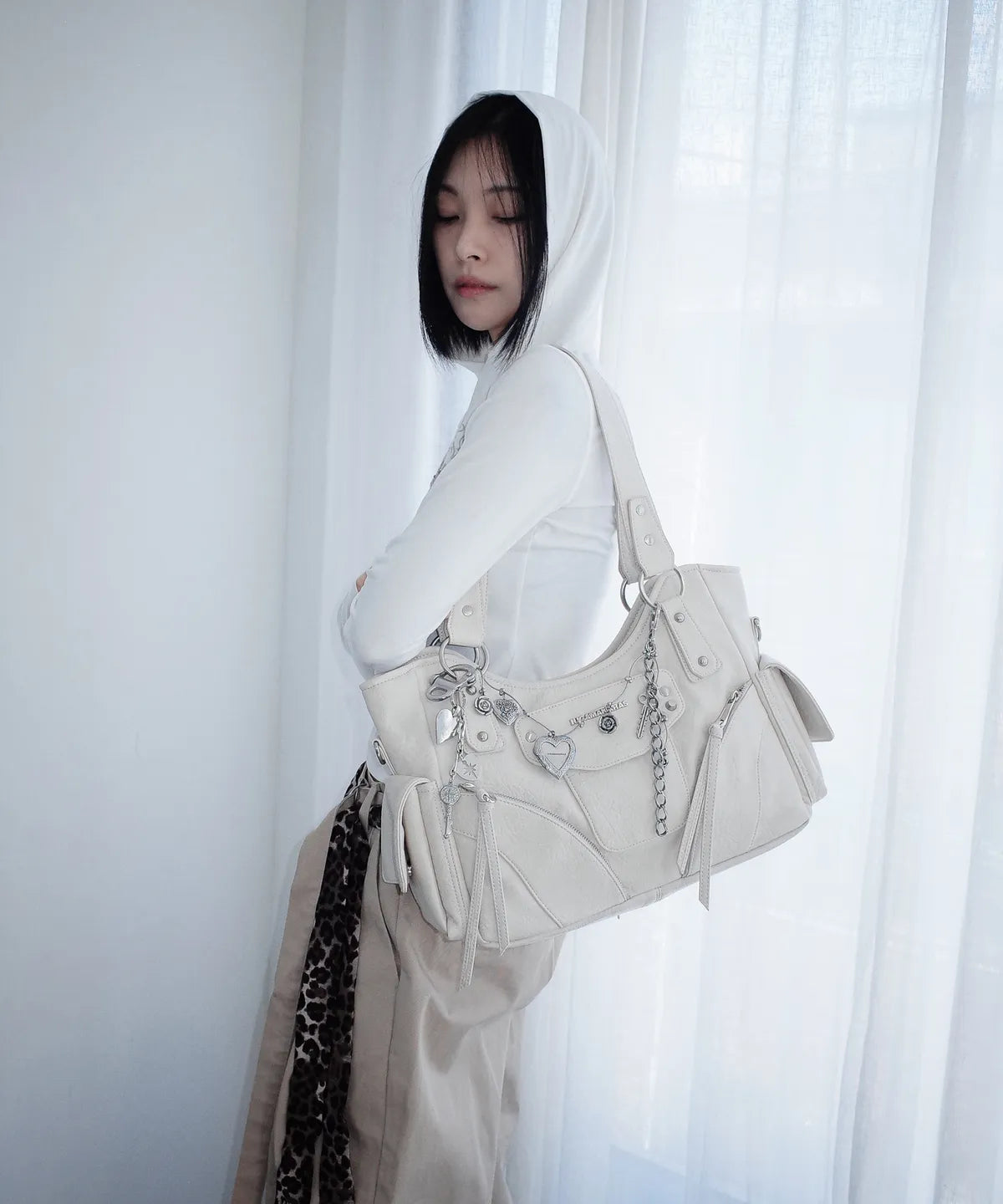 IUGA STUDDED LEATHER SHOULDER BAG / CREAMY