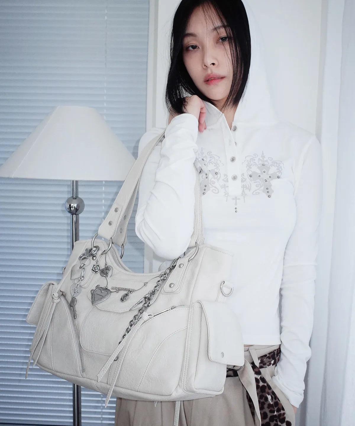 IUGA STUDDED LEATHER SHOULDER BAG / CREAMY