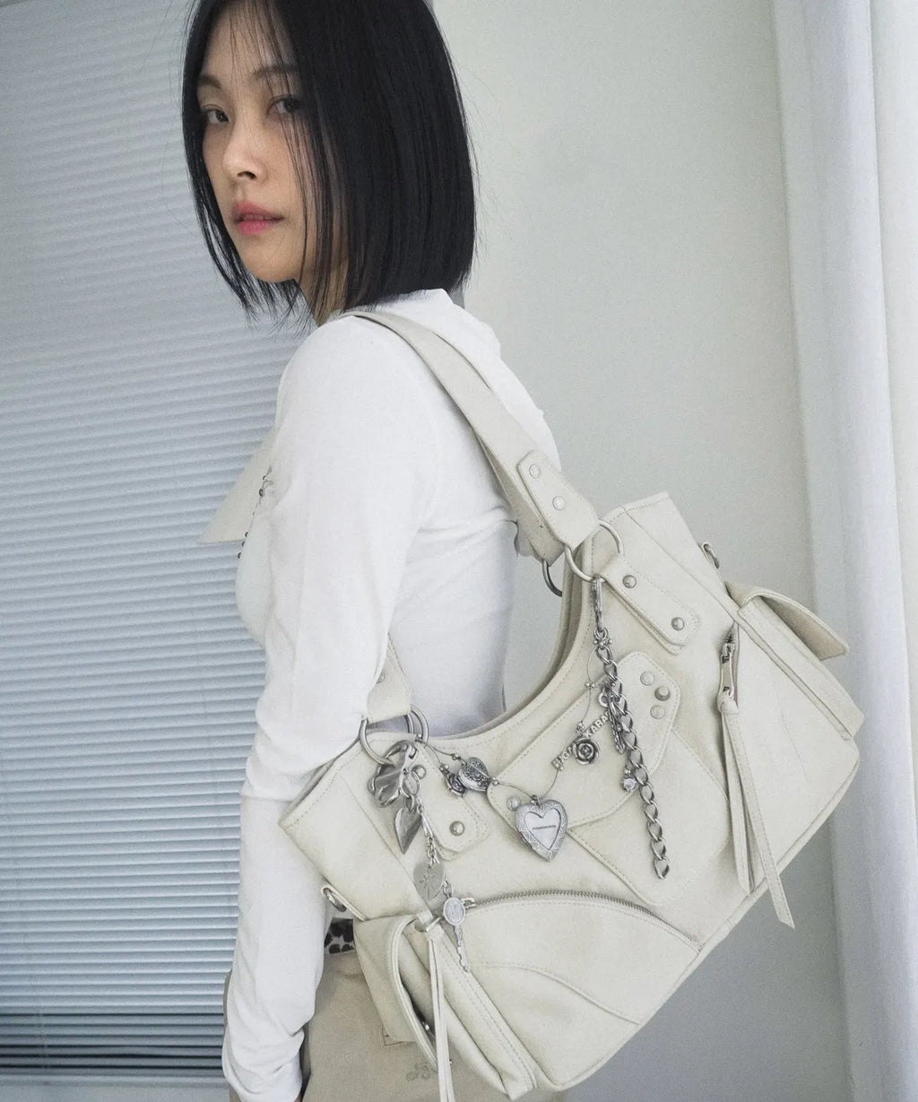 IUGA STUDDED LEATHER SHOULDER BAG / CREAMY