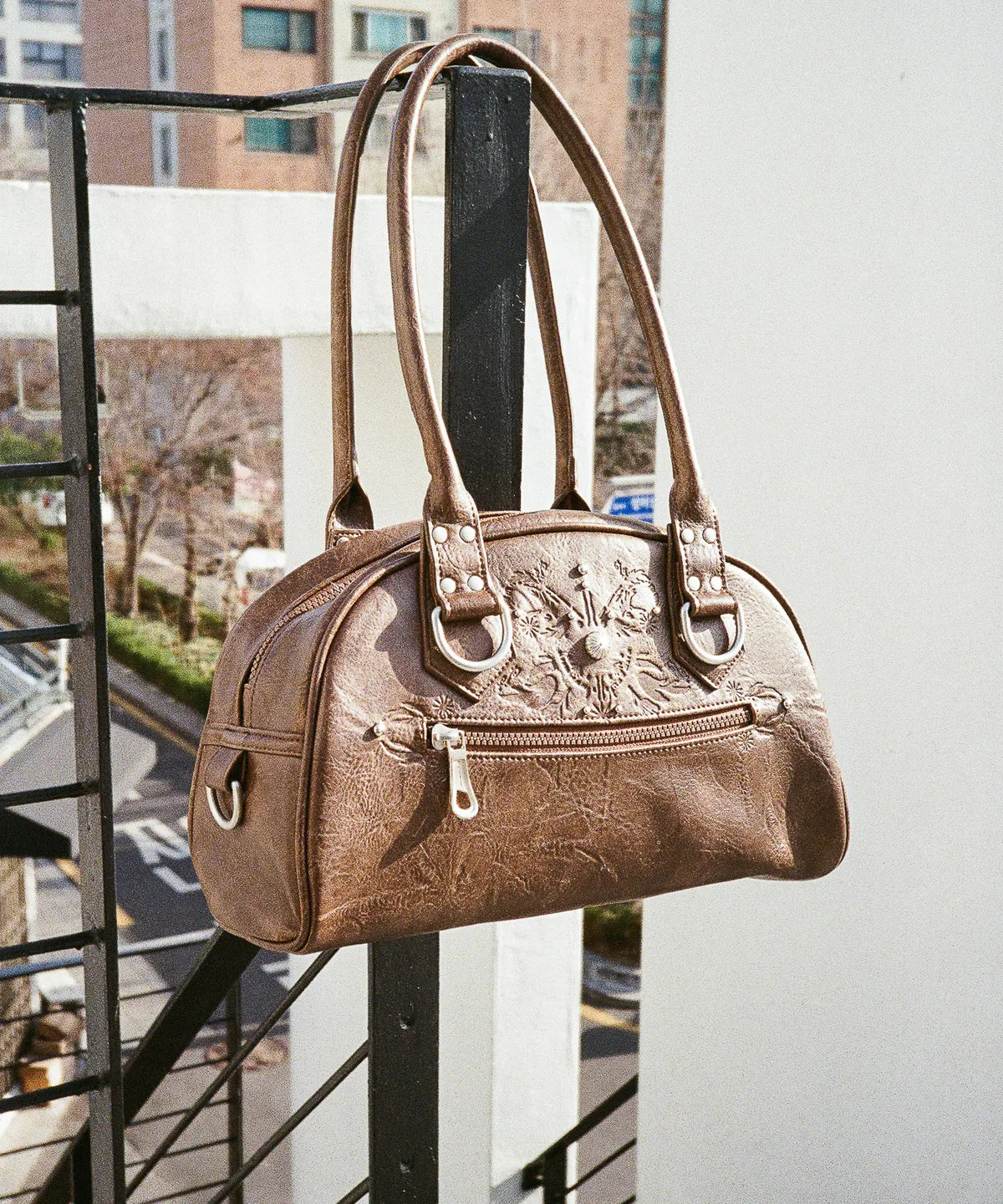 IUGA STUDDED LEATHER BOWLING BAG / BROWN