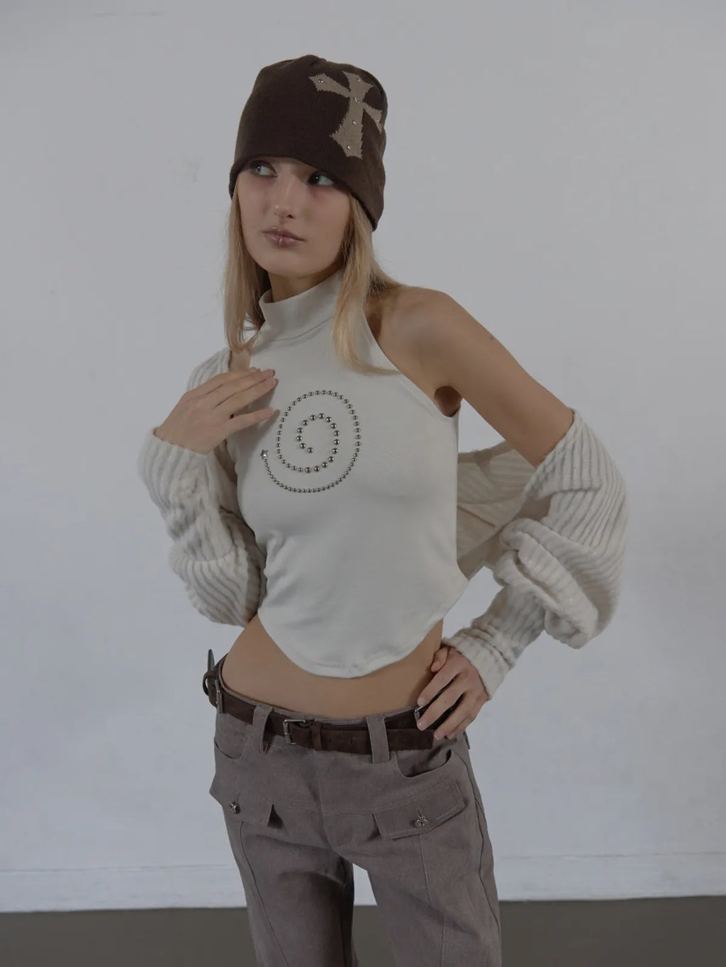 SETUPEXE CROSS STUDDED BEANIE / BROWN