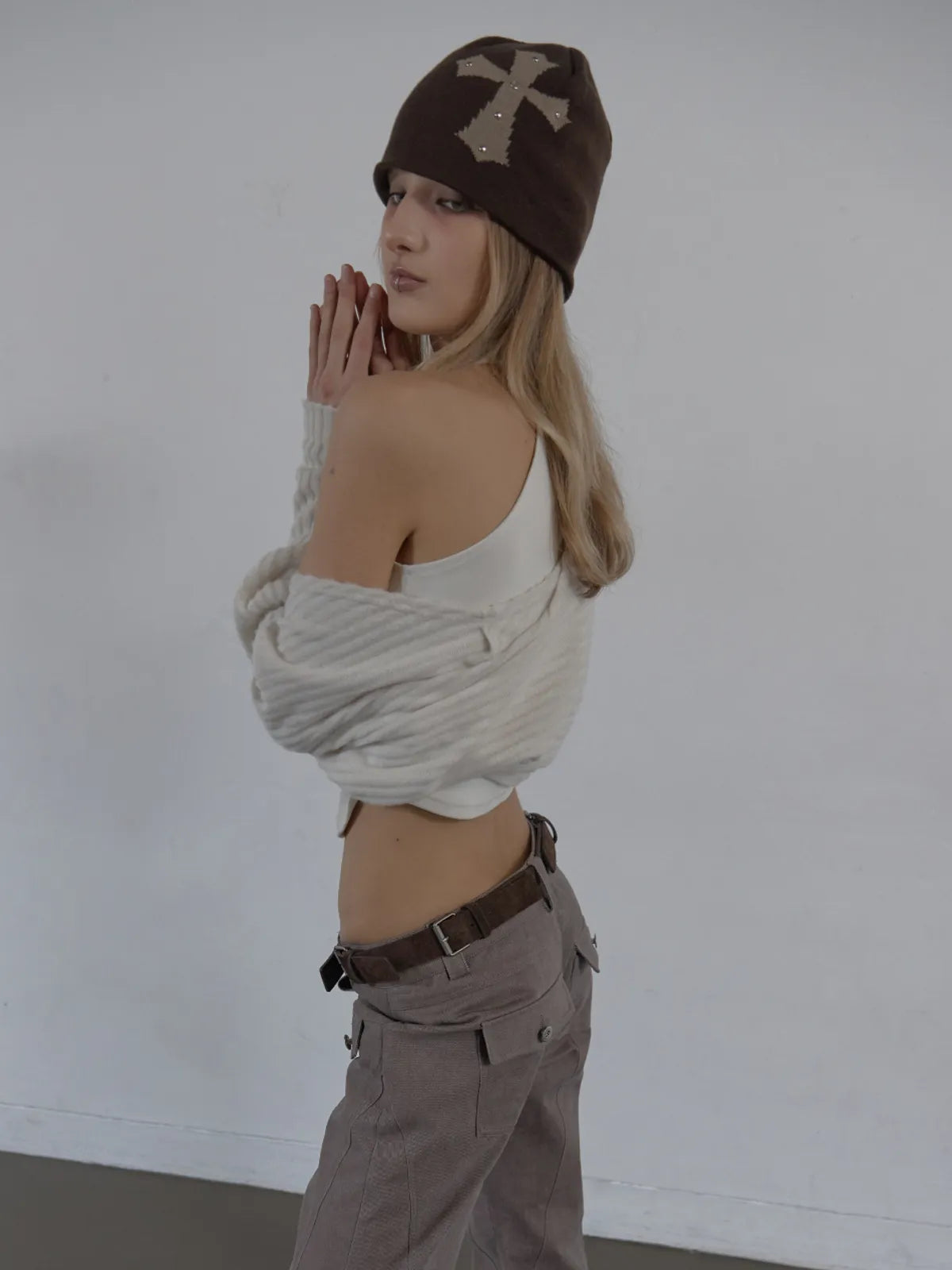 SETUPEXE CROSS STUDDED BEANIE / BROWN