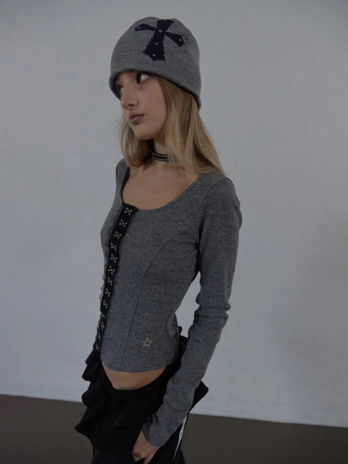 SETUPEXE CROSS STUDDED BEANIE / MELANGE GRAY