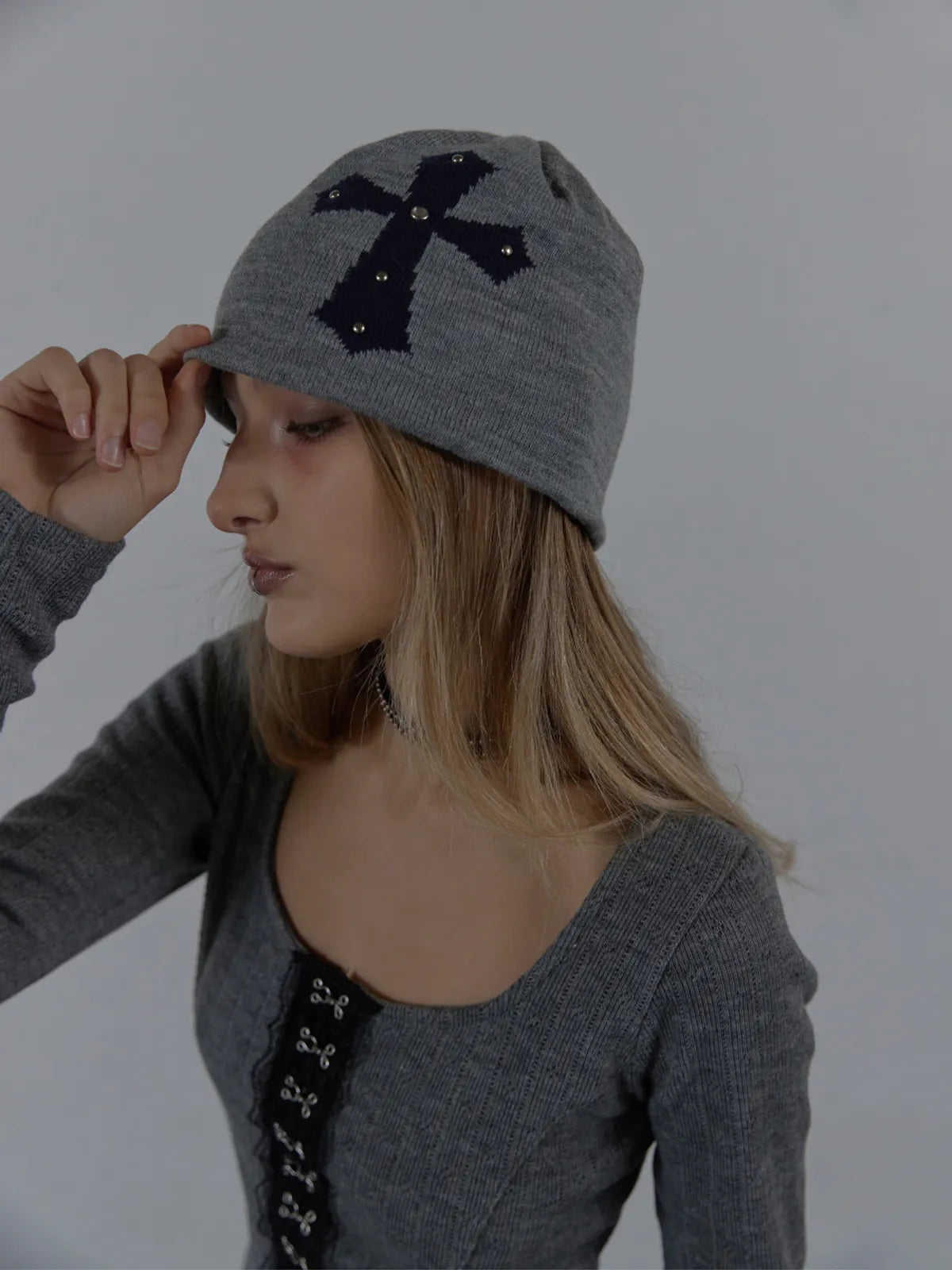 SETUPEXE CROSS STUDDED BEANIE / MELANGE GRAY