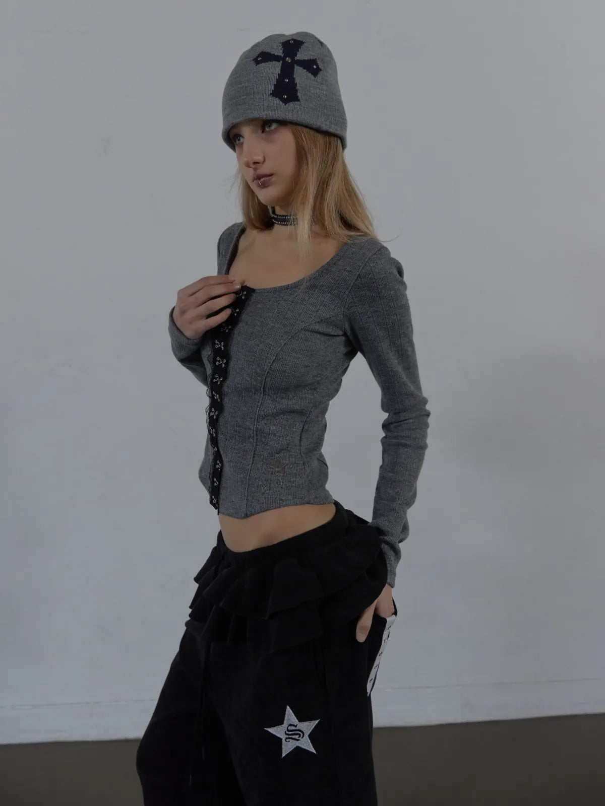 SETUPEXE CROSS STUDDED BEANIE / MELANGE GRAY