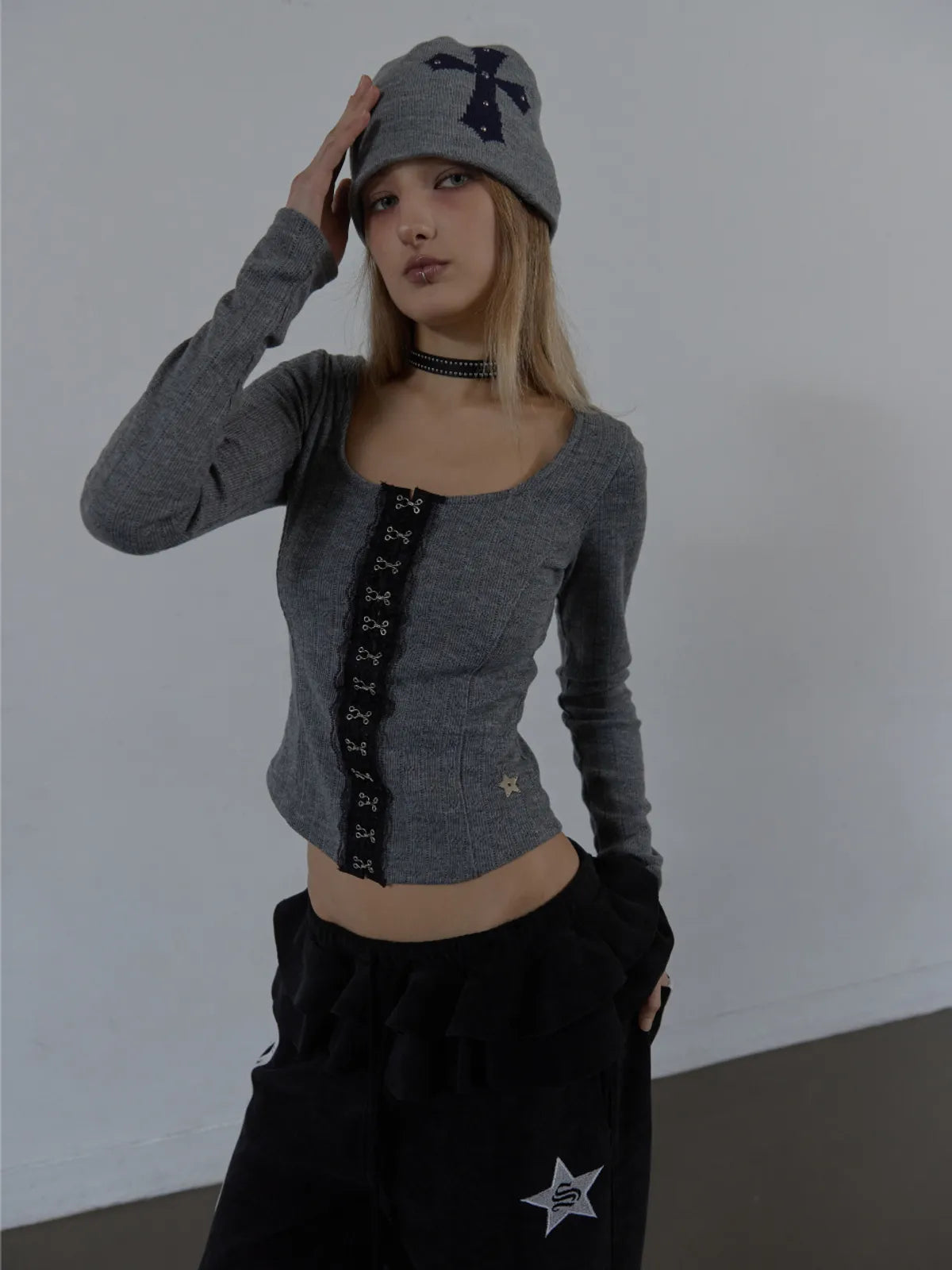 SETUPEXE CROSS STUDDED BEANIE / MELANGE GRAY
