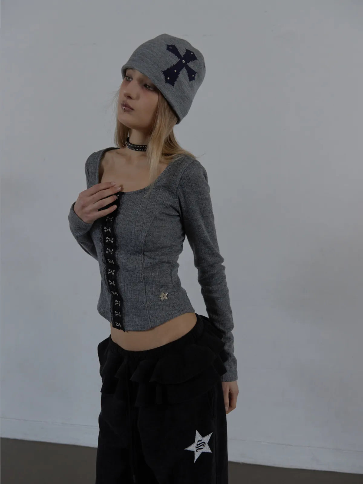 SETUPEXE CROSS STUDDED BEANIE / MELANGE GRAY