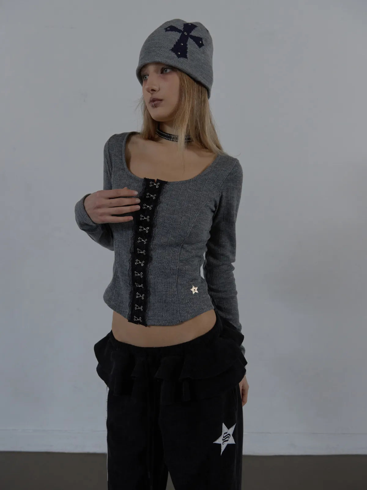 SETUPEXE CROSS STUDDED BEANIE / MELANGE GRAY