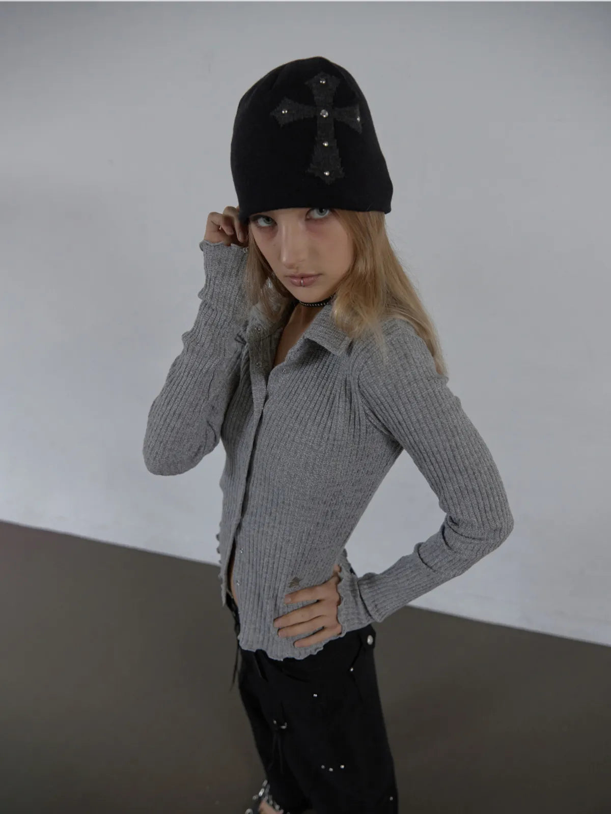 SETUPEXE CROSS STUDDED BEANIE / BLACK