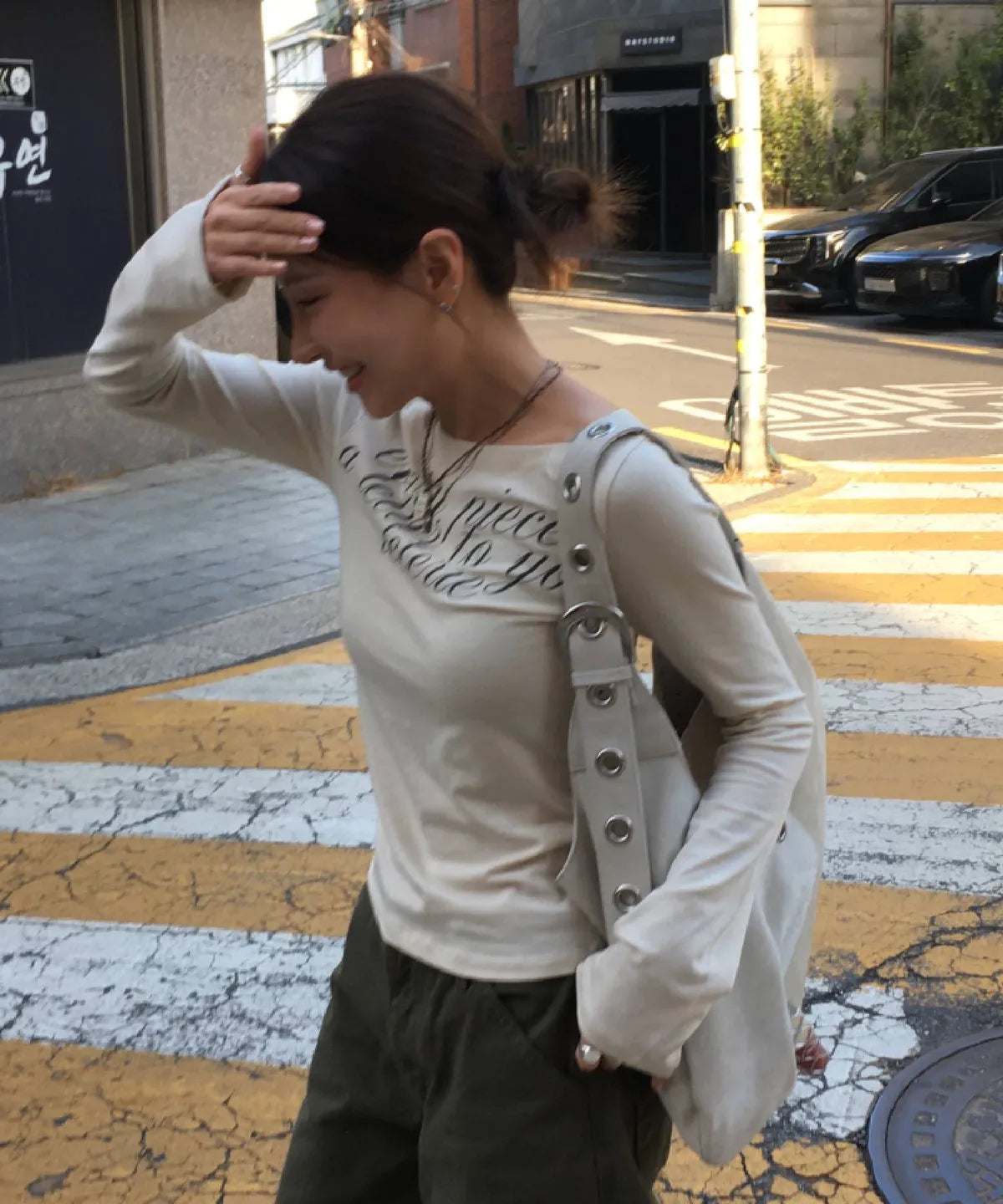 LETERIE LETTERING OFF-SHOULDER TIE LONG SLEEVE_IVORY