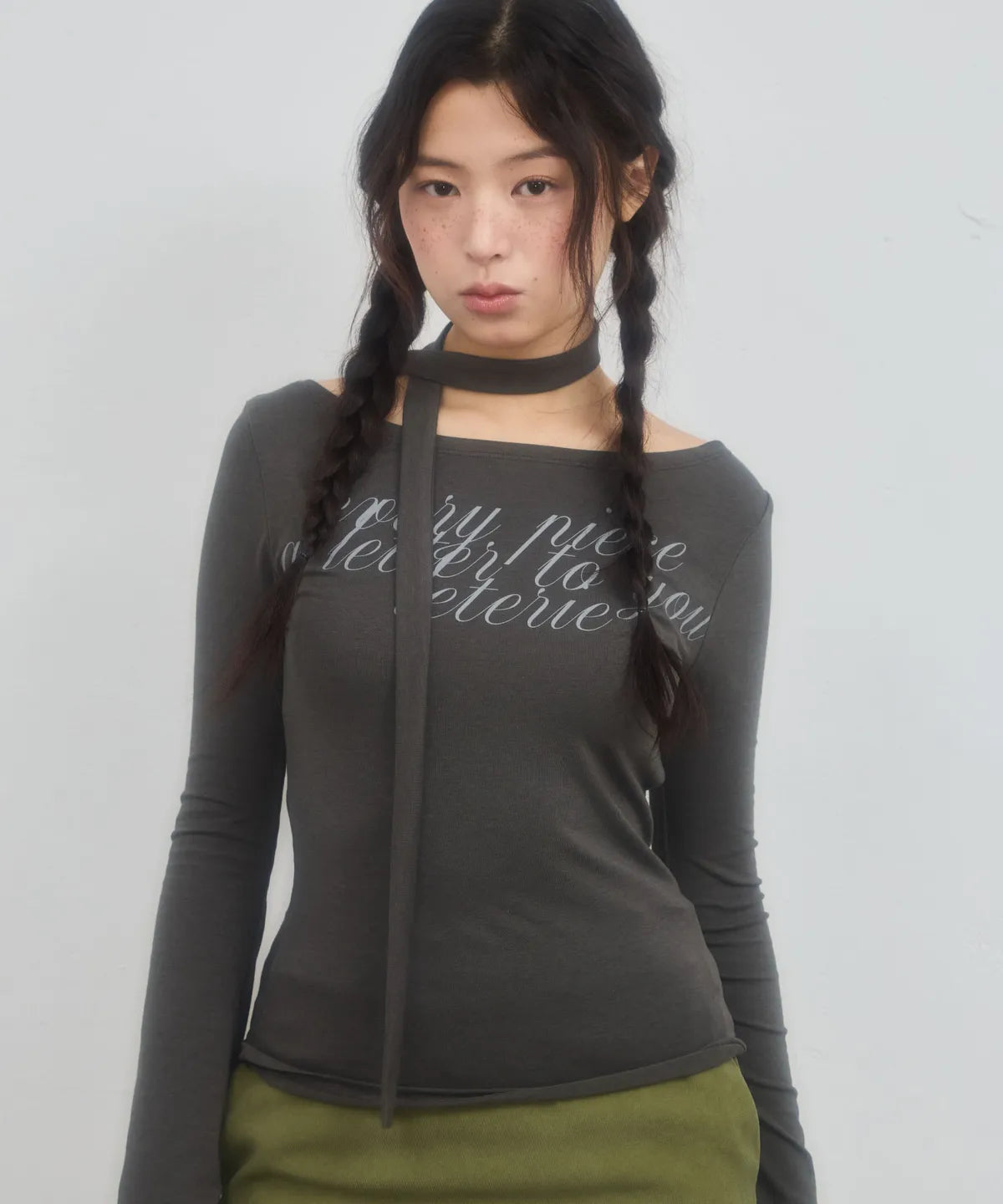 LETERIE LETTERING OFF-SHOULDER TIE LONG SLEEVE_CHARCOAL