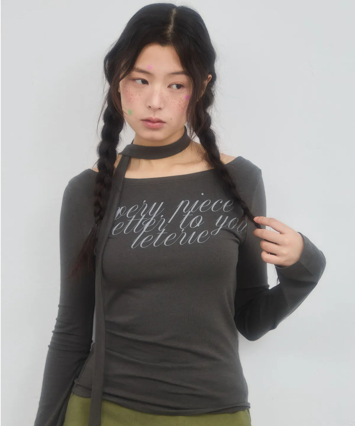 LETERIE LETTERING OFF-SHOULDER TIE LONG SLEEVE_CHARCOAL