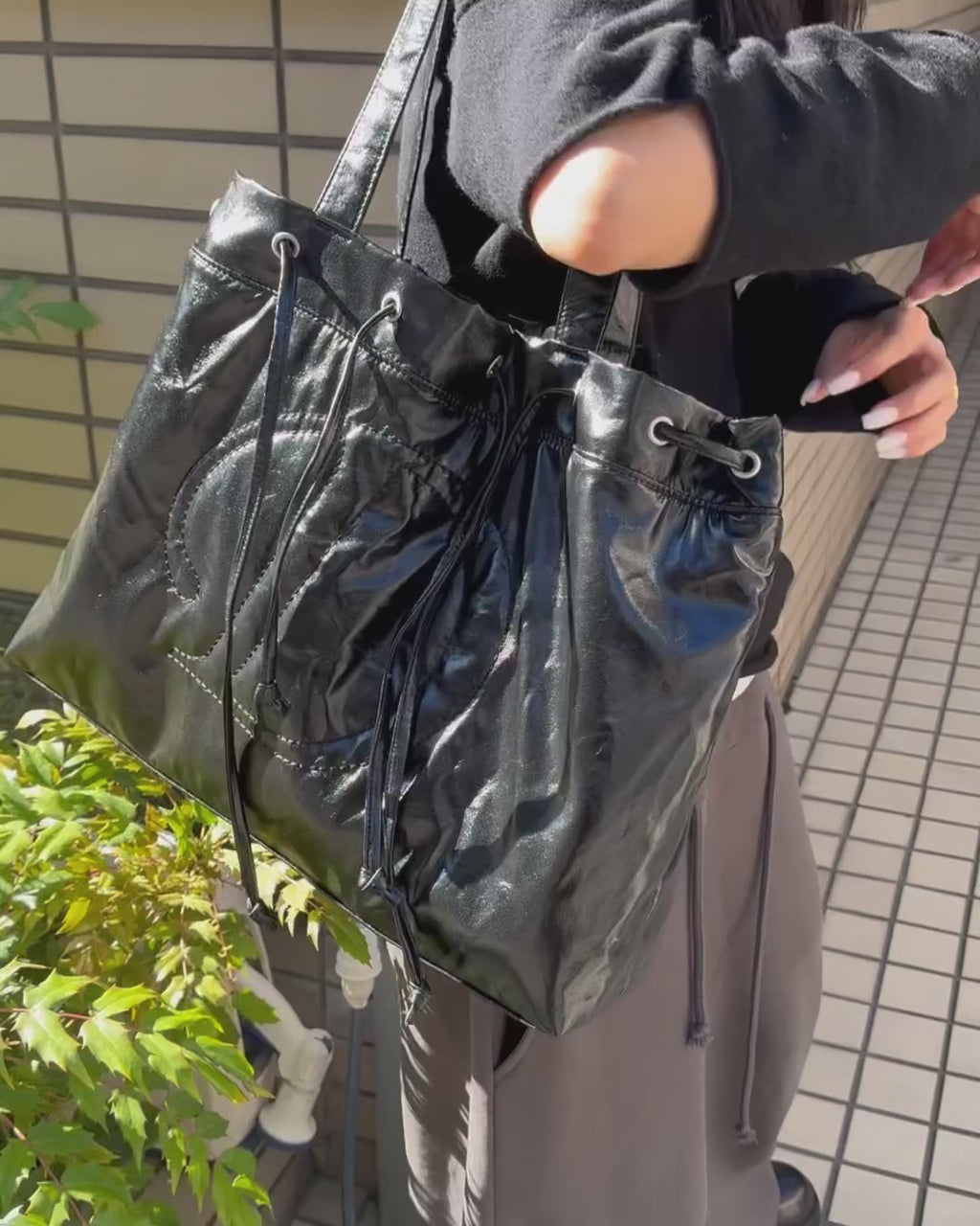 DEINET D STITCH PADDING BAG IN BLACK