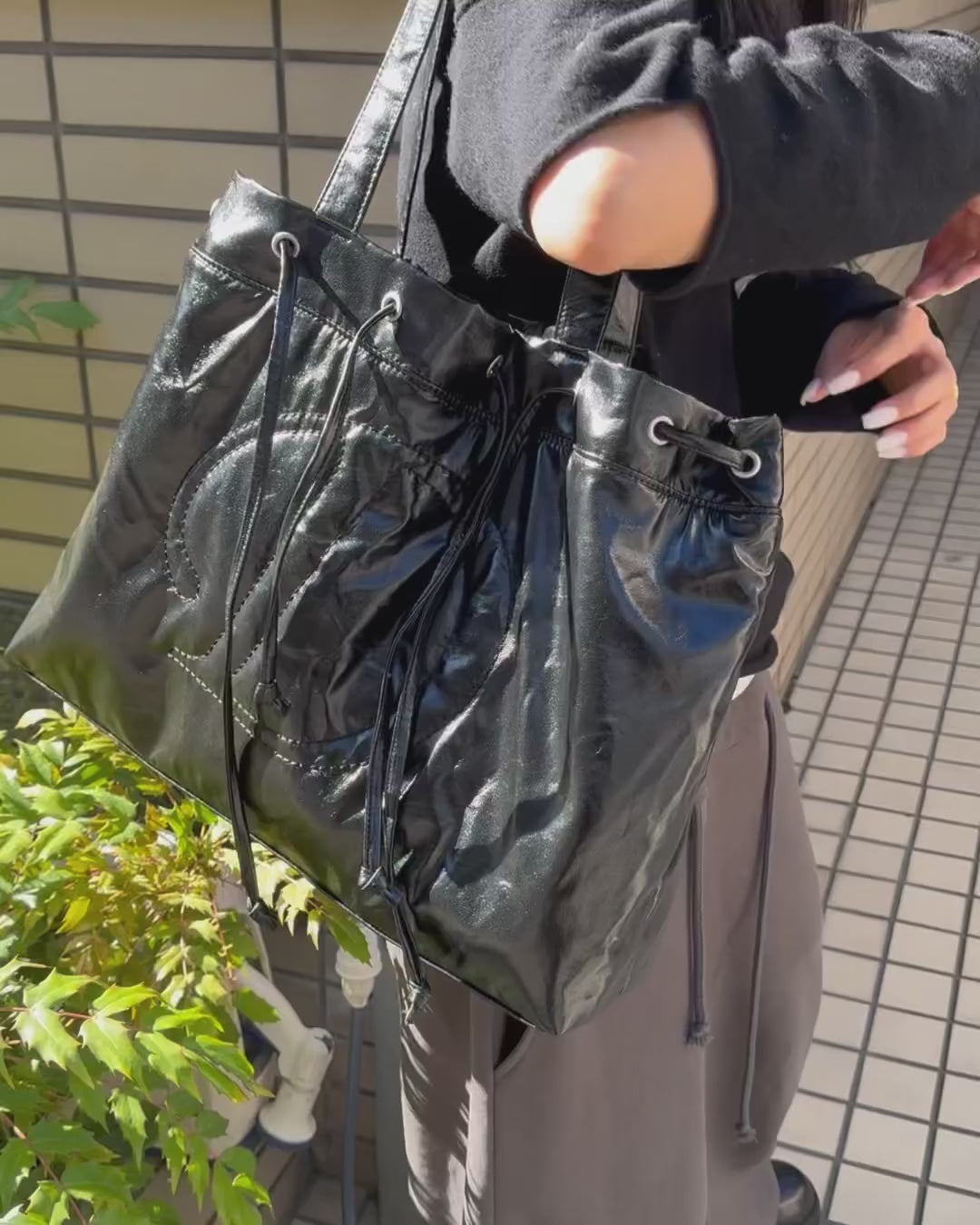 DEINET D STITCH PADDING BAG IN BLACK